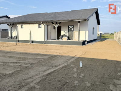 Duplex de vanzare, 3 camere pe parter + pod - Mosnita Veche