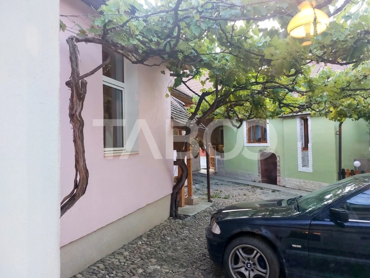 Casa 45 mp 1 dormitor bucatarie baie hol loc parcare in curte Sadu - 10