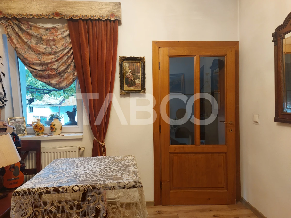 Casa 45 mp 1 dormitor bucatarie baie hol loc parcare in curte Sadu - 5