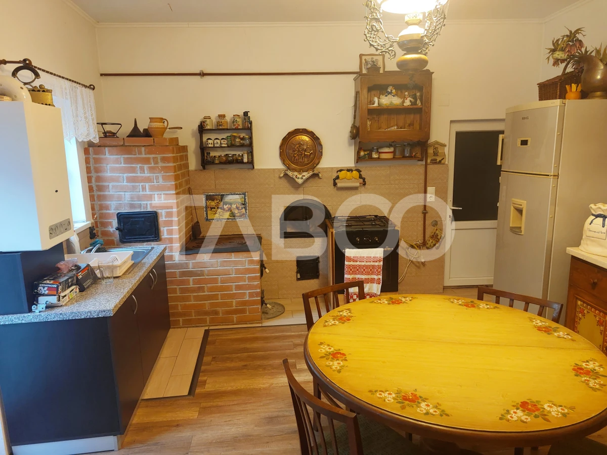 Casa 45 mp 1 dormitor bucatarie baie hol loc parcare in curte Sadu - 3