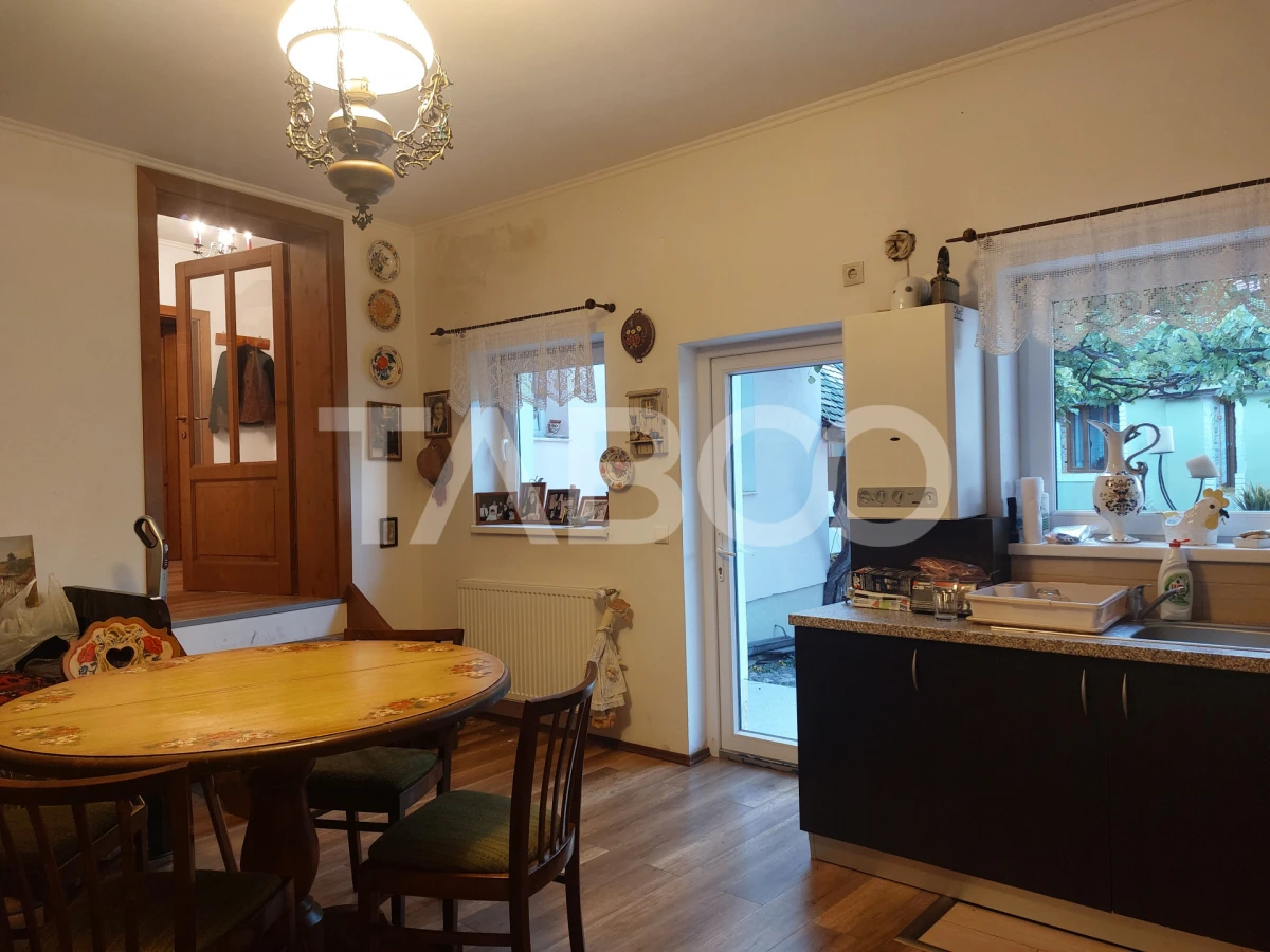 Casa 45 mp 1 dormitor bucatarie baie hol loc parcare in curte Sadu - 2