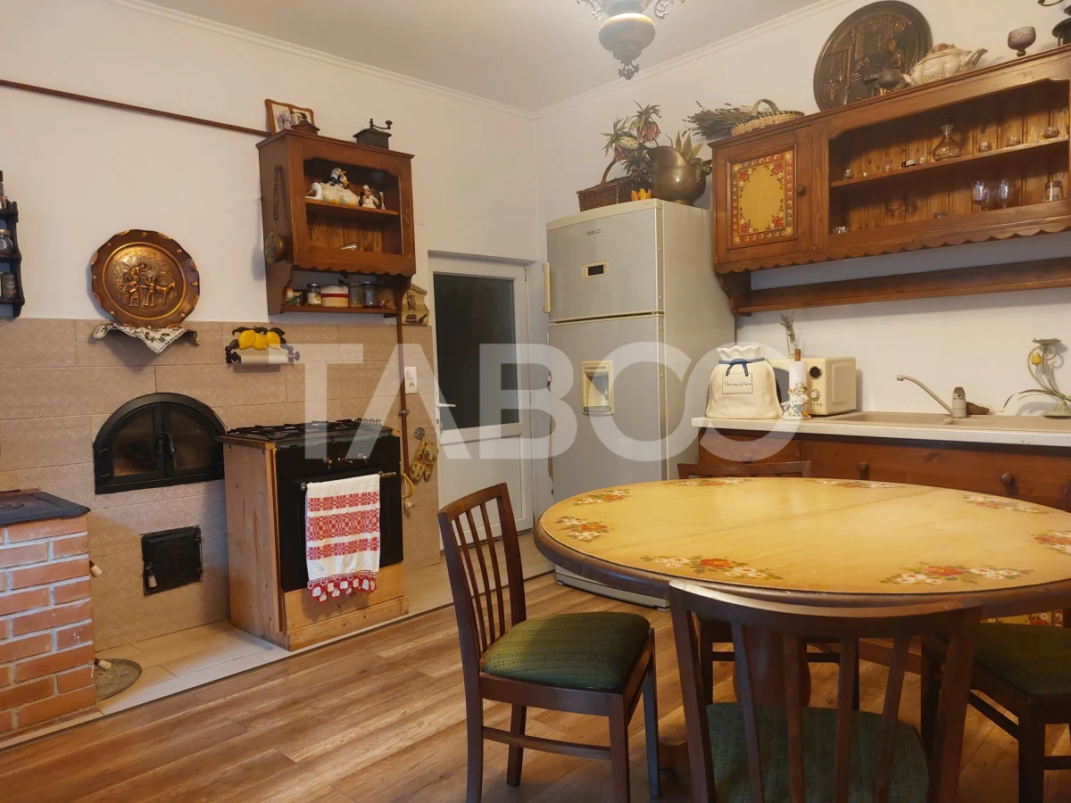 Casa 45 mp 1 dormitor bucatarie baie hol loc parcare in curte Sadu - 1