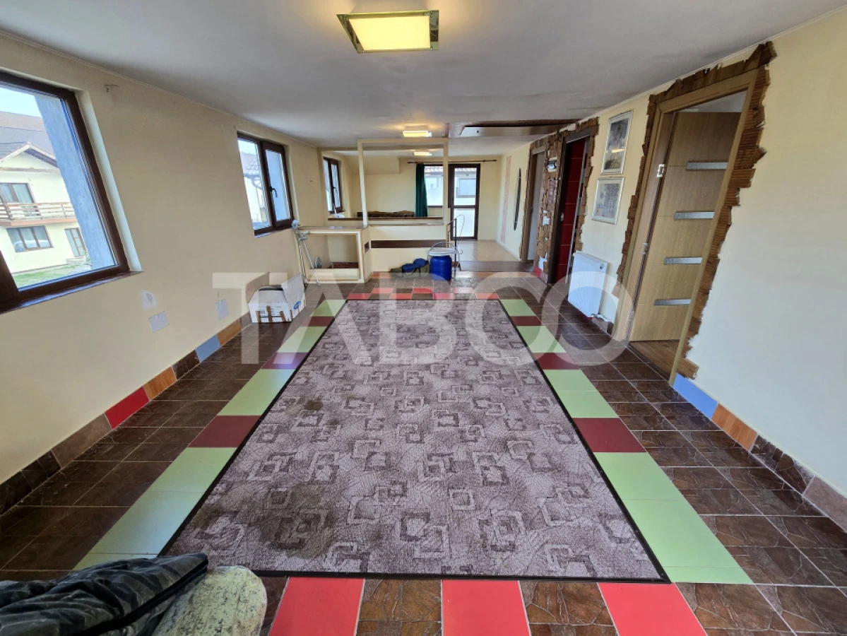 Casa de vanzare cu 6 camere 2 parcari curte libera 200 mp in Selimbar - 2