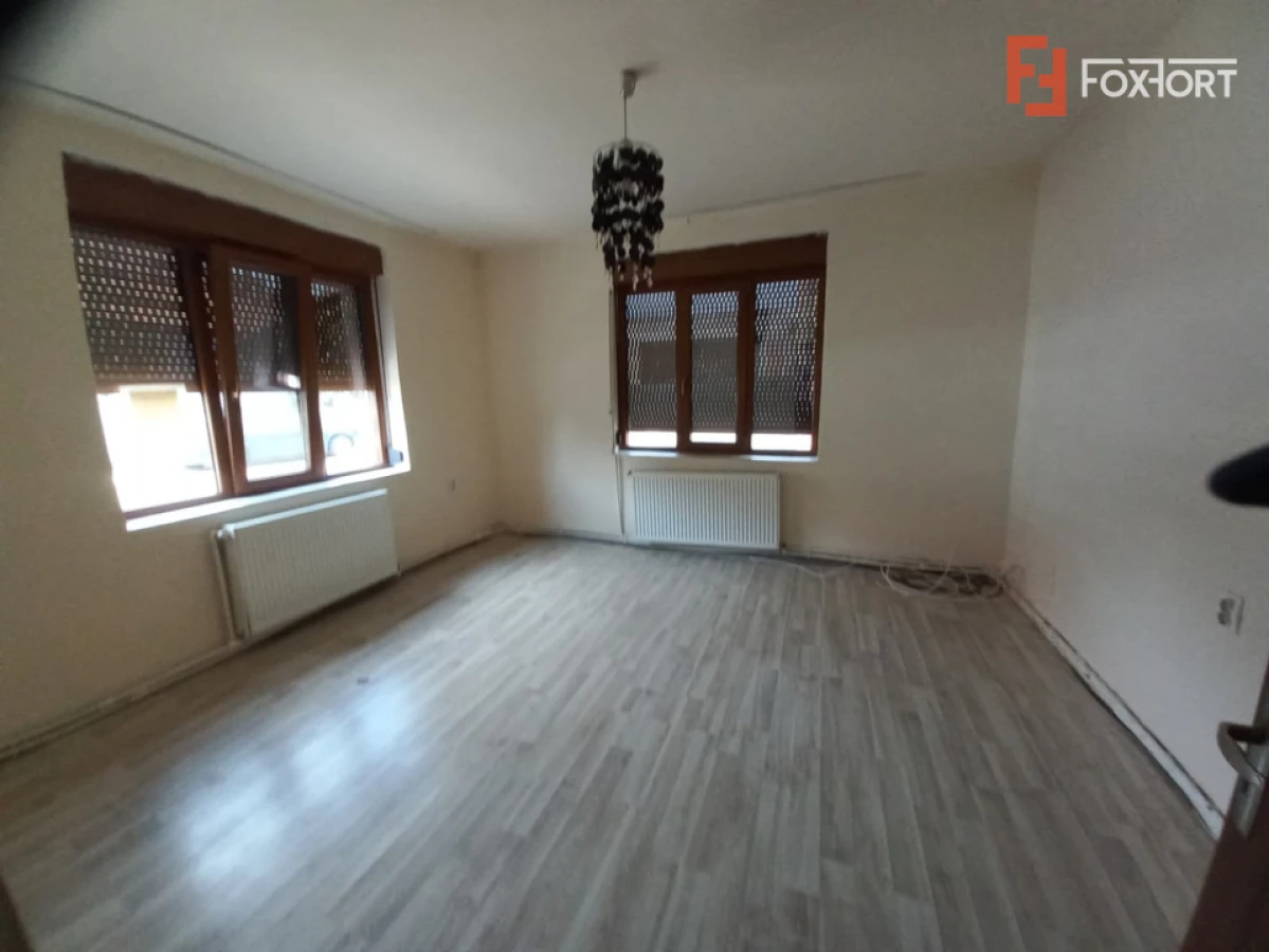 Casa individuala cu 4 camere - zona Crisan | 2 corpuri de cladire - 4