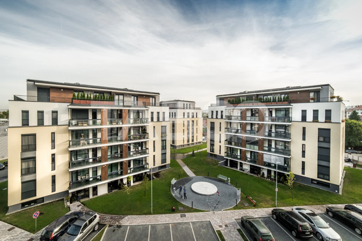Apartament de vanzare 4 camere balcon boxa lift bloc nou zona Centrala - 3