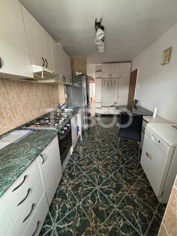 Apartament cu 4 camere decomandate de vanzare in cartier Manastur - 2