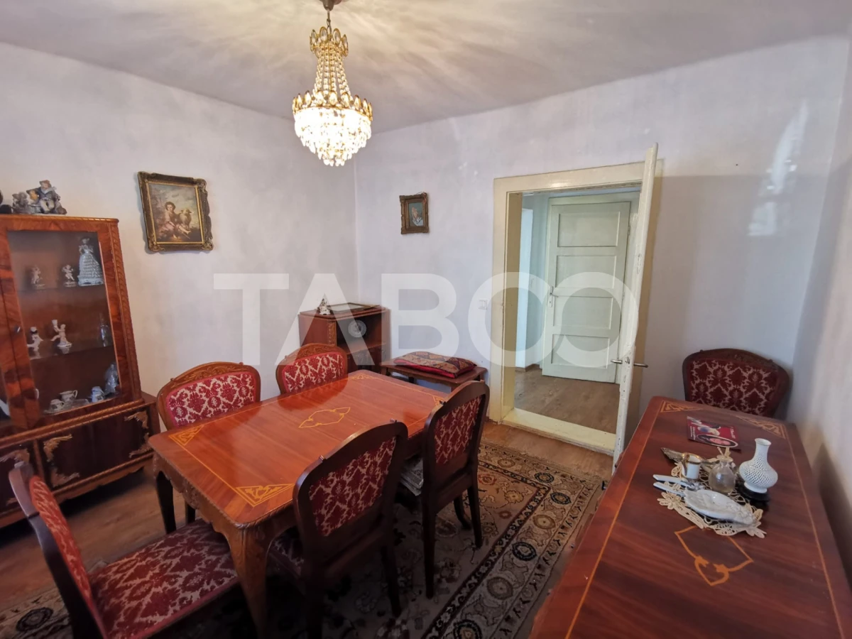 Casa cu 2 camere decomandate 335 mp teren in zona Parcul Tineretului - 1