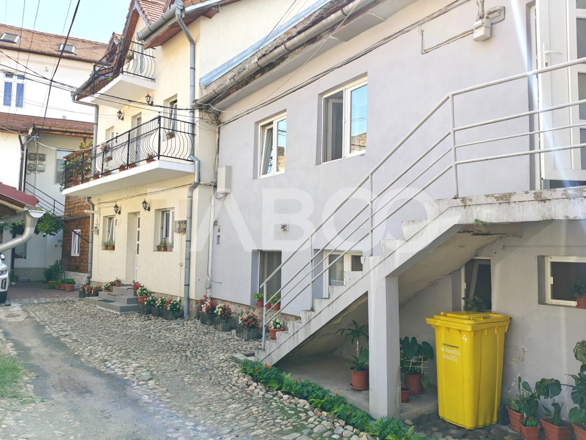 Apartament la casa 3 camere 70 mpu utili in apropiere de Piata Cibin - 1