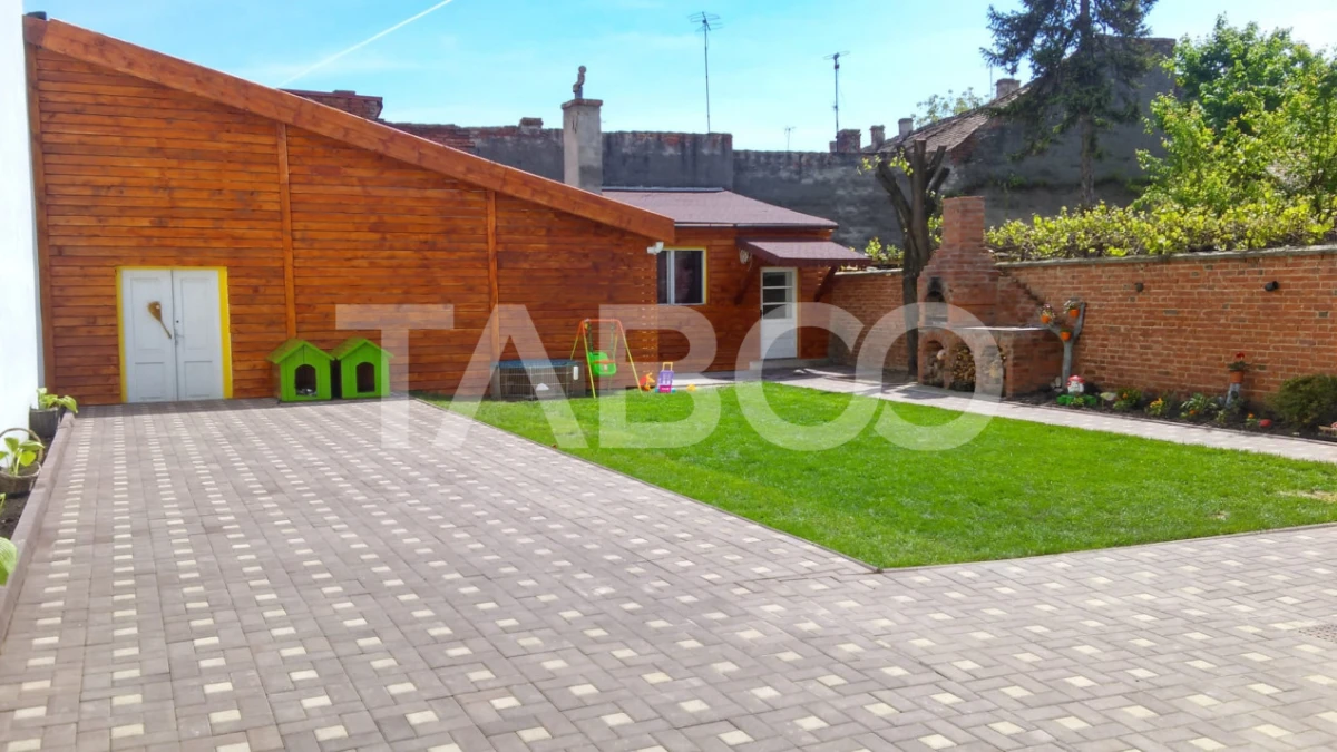 Pensiune si casa in centrul Sibiului cu business functional - 1