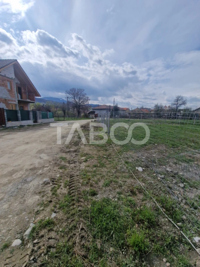 Teren intravilan cu utilitati 464 mp front 27 ml pentru casa Talmaciu - 4