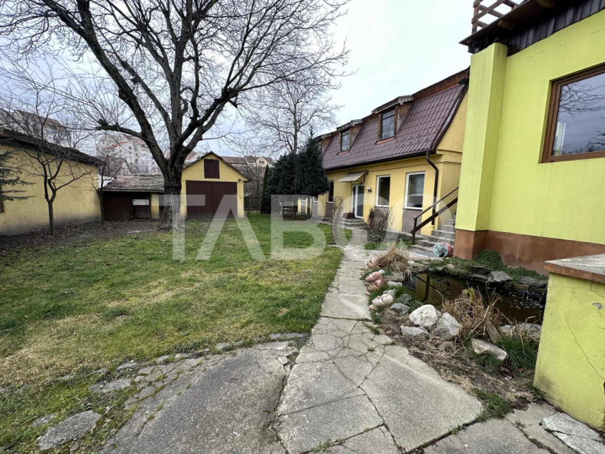 Casa 2 corpuri P+M si P+1 spatiu comercial 70 mpu la strada 2 garaje - 1