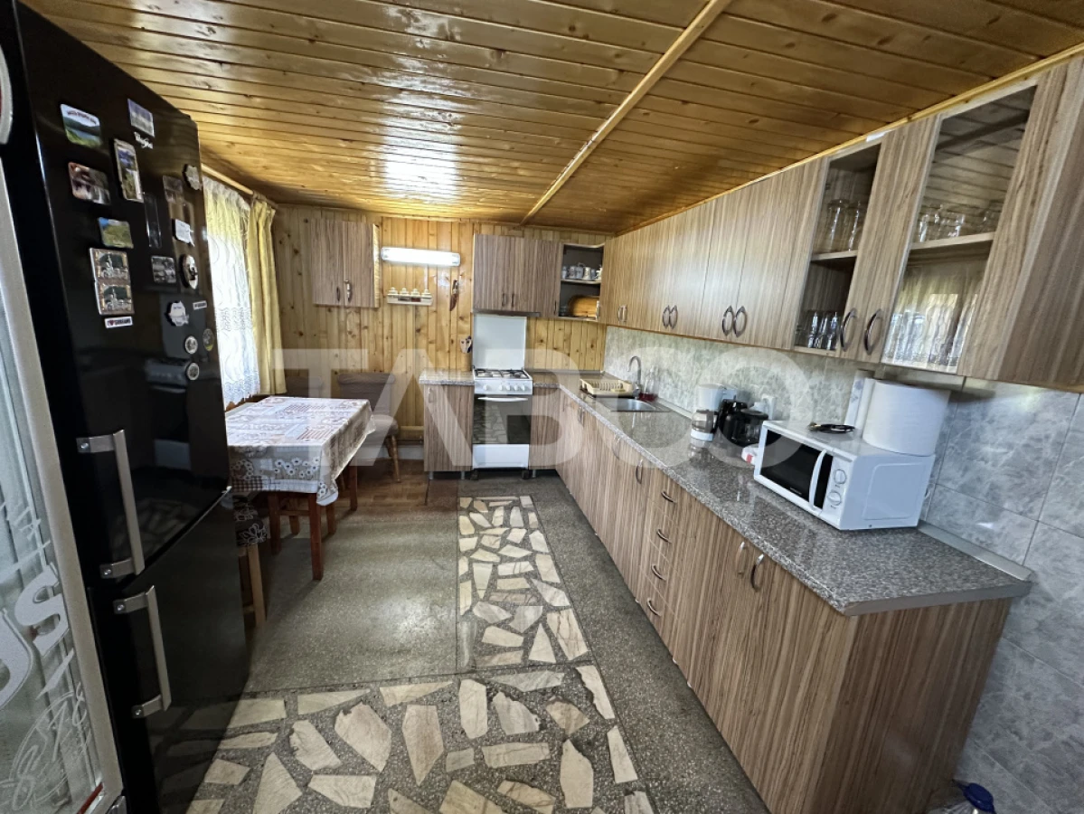 Cabana spatioasa la 5 km de Partia Sureanu complet mobilata si utilata - 4