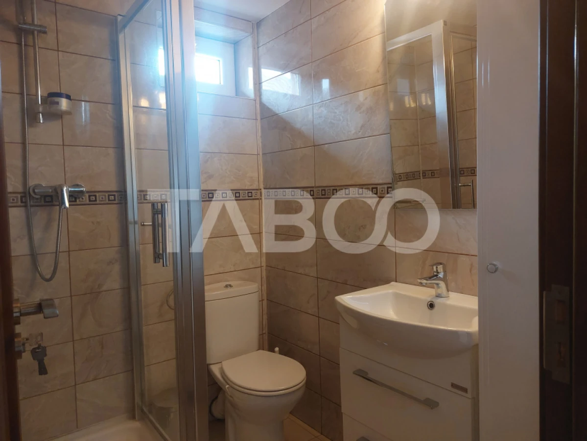 Casa in zona centrala 5 camere 2 bucatarii 3 bai curte comuna Cisnadie - 10