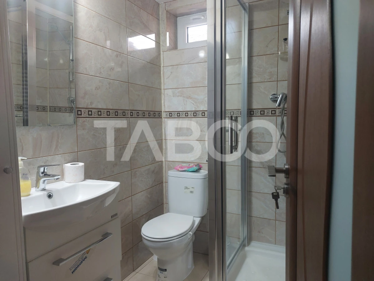 Casa in zona centrala 5 camere 2 bucatarii 3 bai curte comuna Cisnadie - 9
