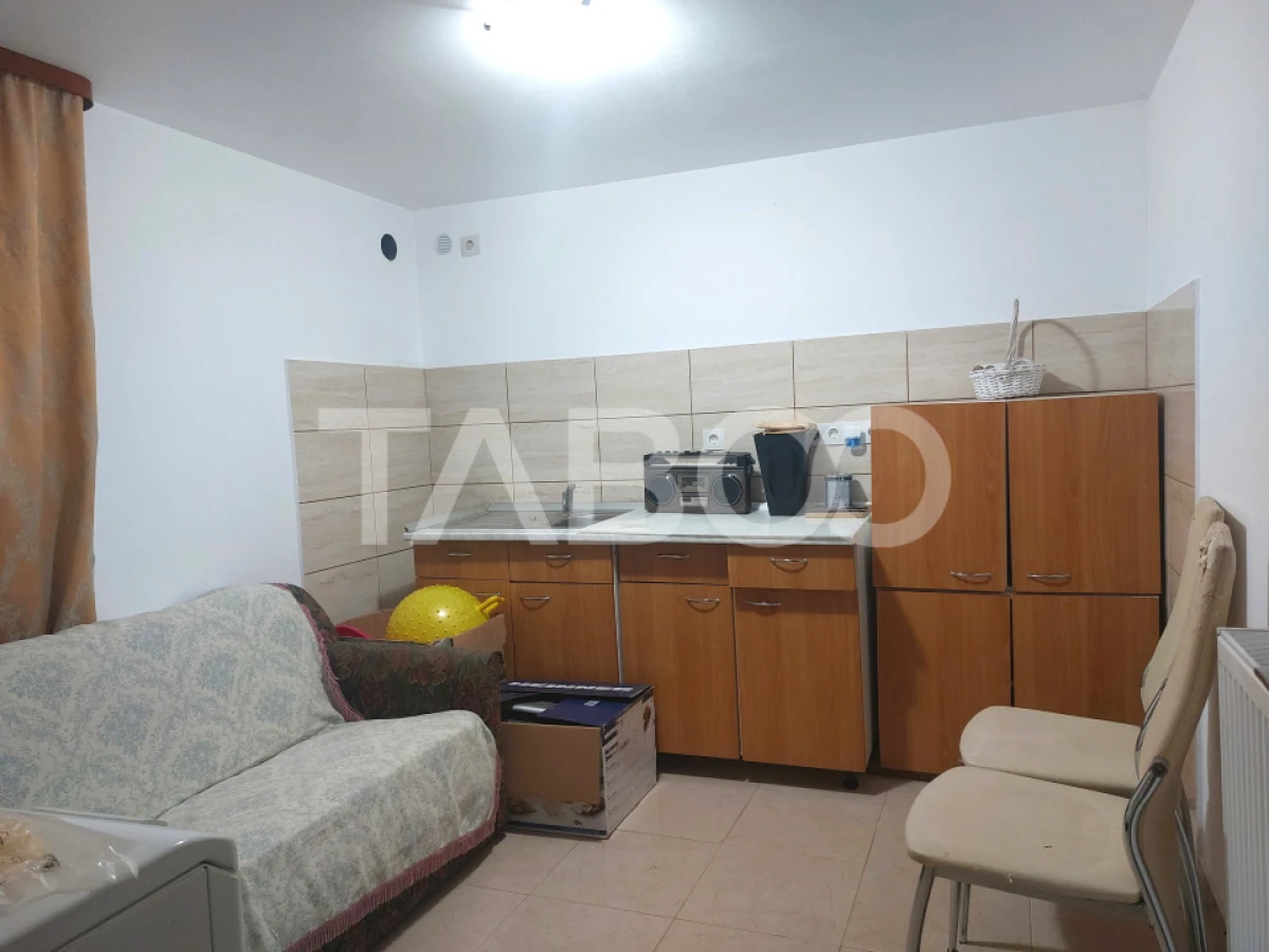 Casa in zona centrala 5 camere 2 bucatarii 3 bai curte comuna Cisnadie - 8