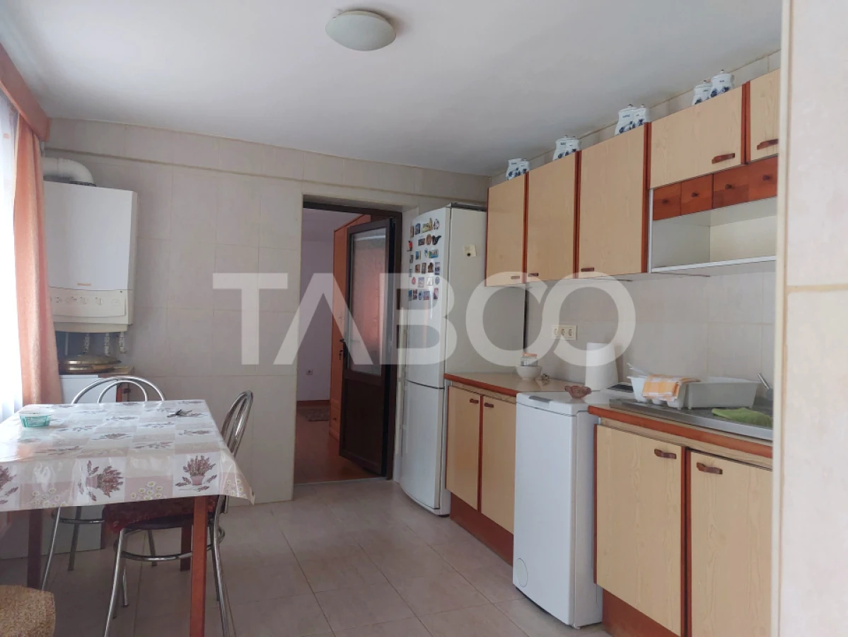Casa in zona centrala 5 camere 2 bucatarii 3 bai curte comuna Cisnadie - 7