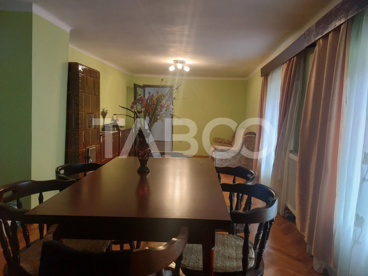 Casa in zona centrala 5 camere 2 bucatarii 3 bai curte comuna Cisnadie - 6