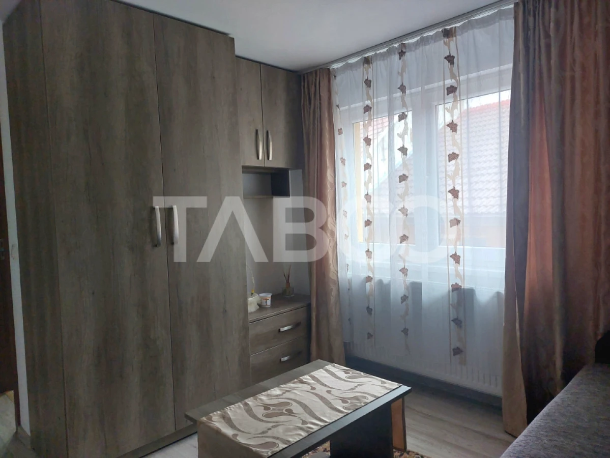Casa in zona centrala 5 camere 2 bucatarii 3 bai curte comuna Cisnadie - 3