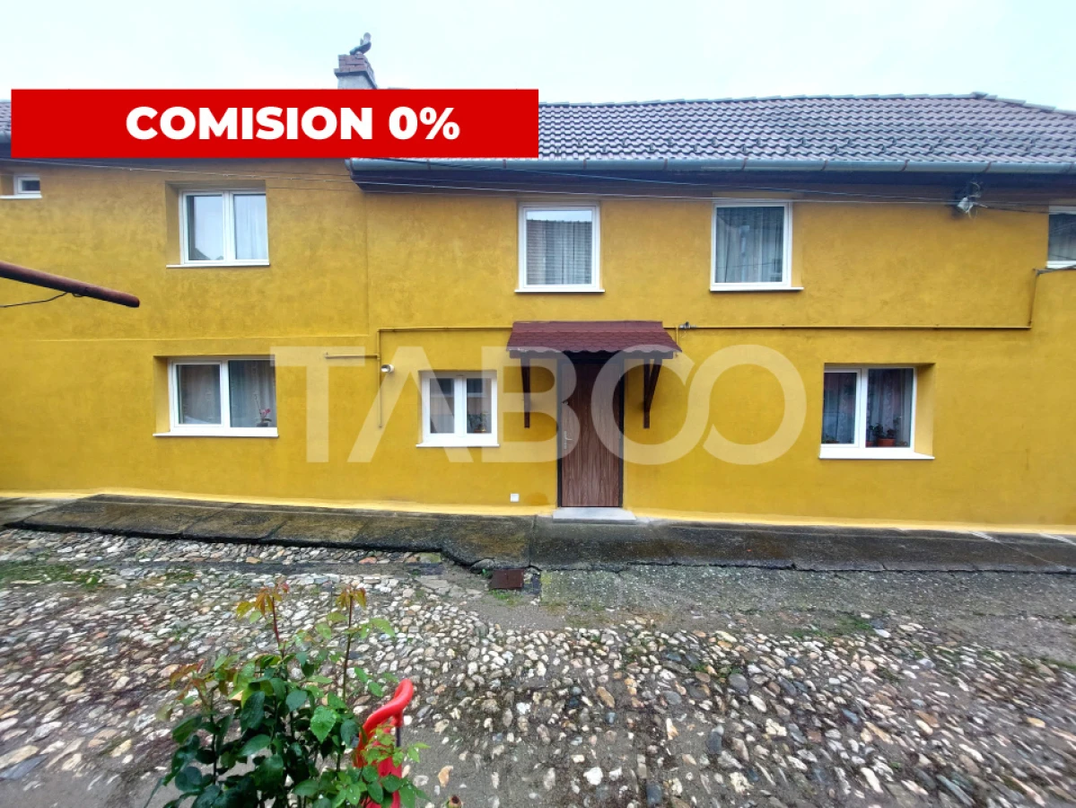 Casa in zona centrala 5 camere 2 bucatarii 3 bai curte comuna Cisnadie - 1