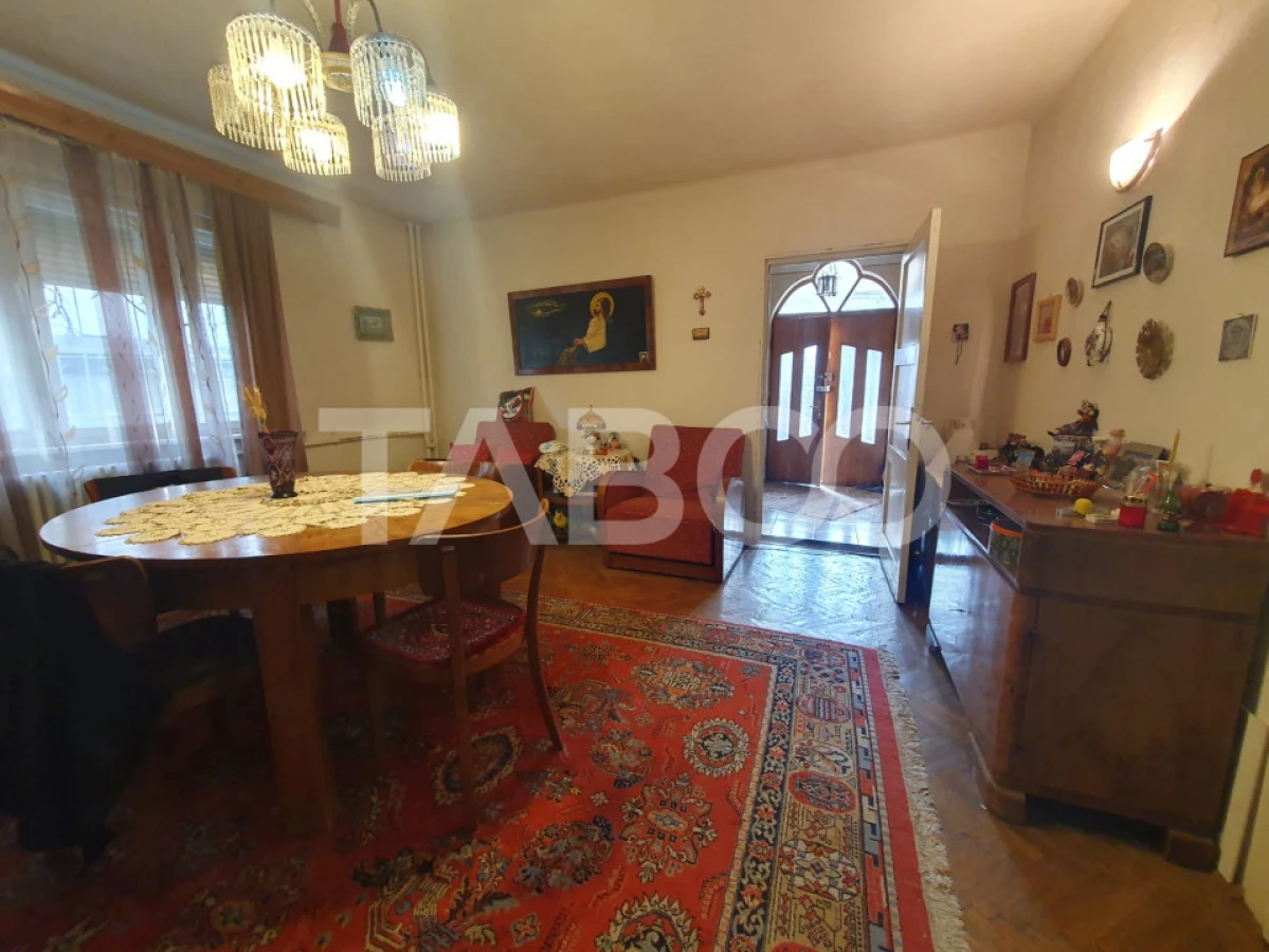 Casa 5 camere 374 mp utili + Anexa 75 mp in punctul 0 al Fagarasului - 1