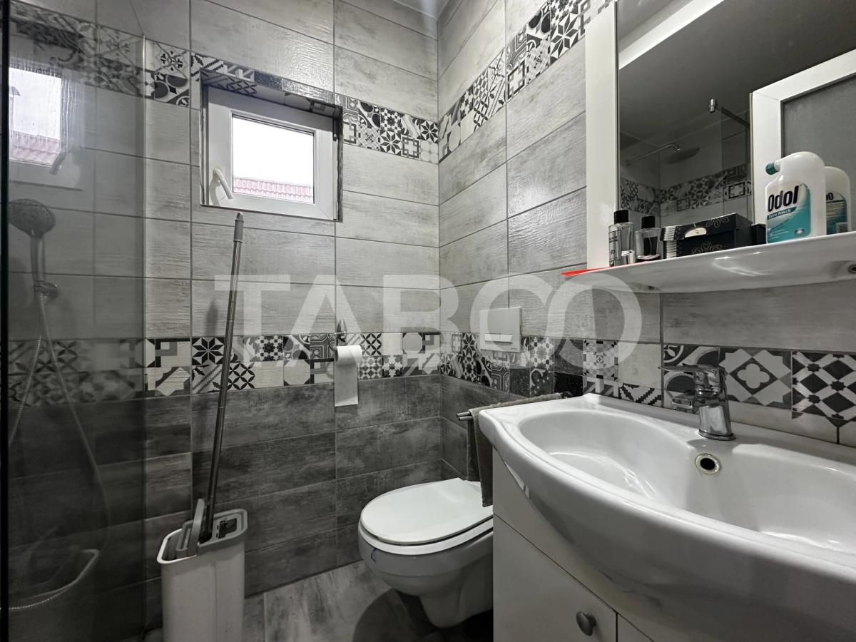 Casa individuala de vanzare formata din 2 apartamente si piscina - 6