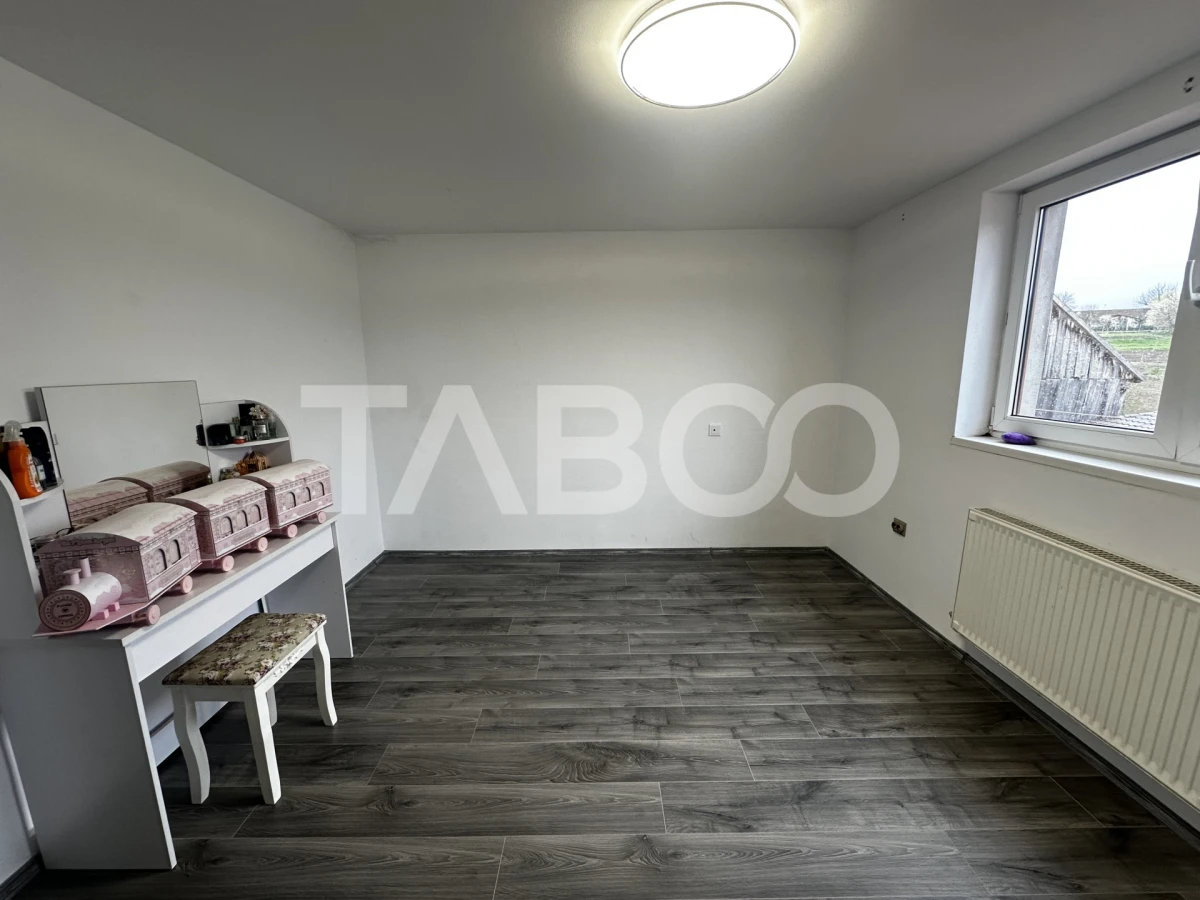 Casa individuala de vanzare formata din 2 apartamente si piscina - 3