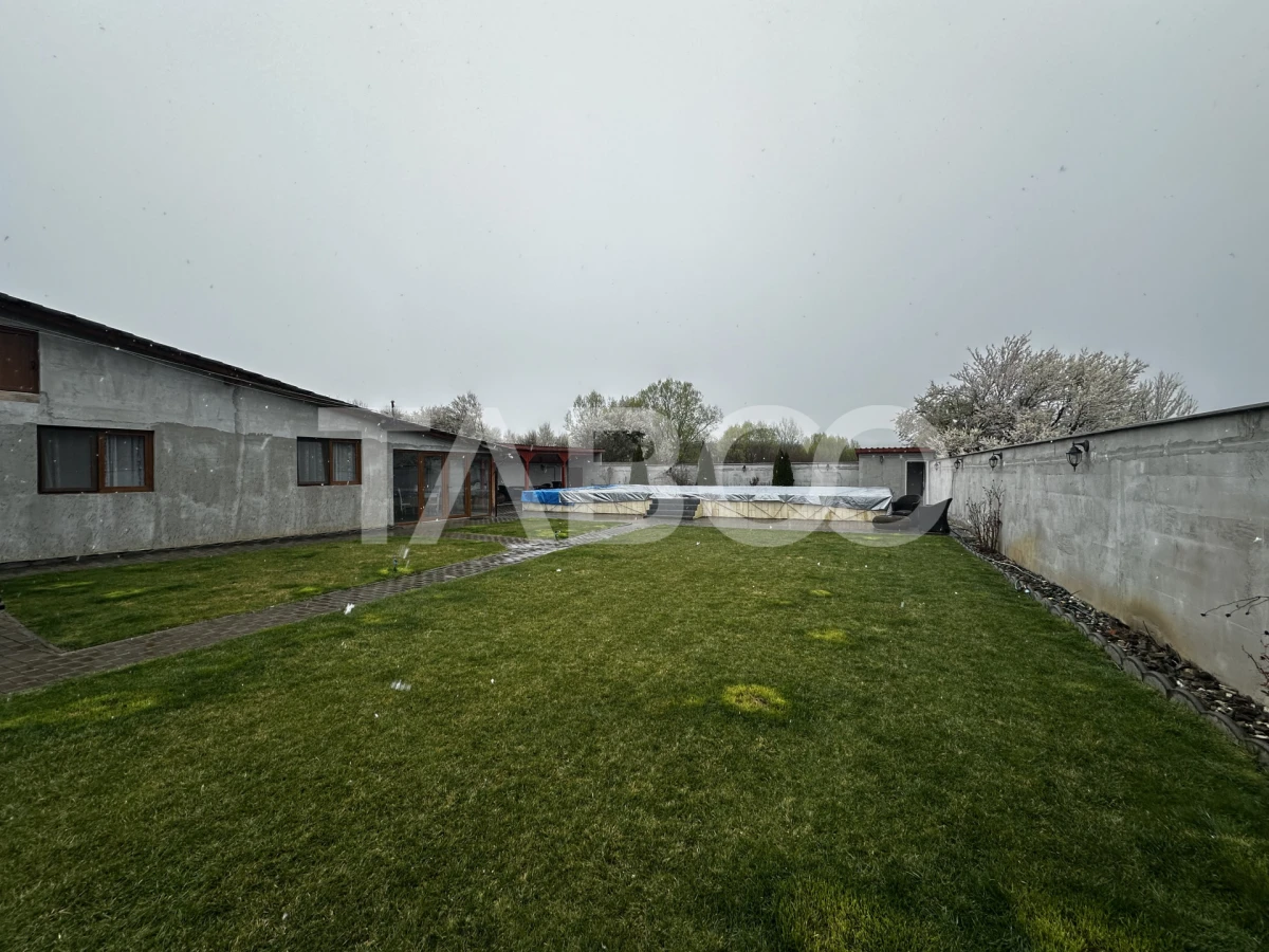 Casa individuala de vanzare formata din 2 apartamente si piscina - 2