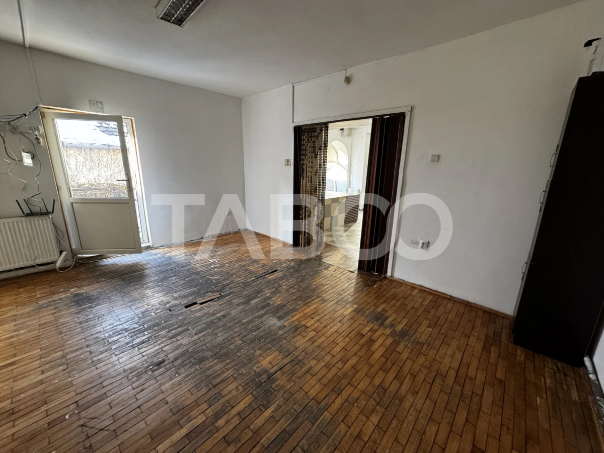Spatiu comercial cu 2 camere 70 mpu vedere la strada Cristian Sibiu - 6