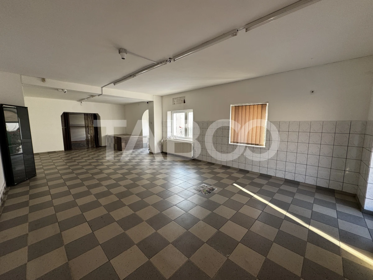 Spatiu comercial cu 2 camere 70 mpu vedere la strada Cristian Sibiu - 1