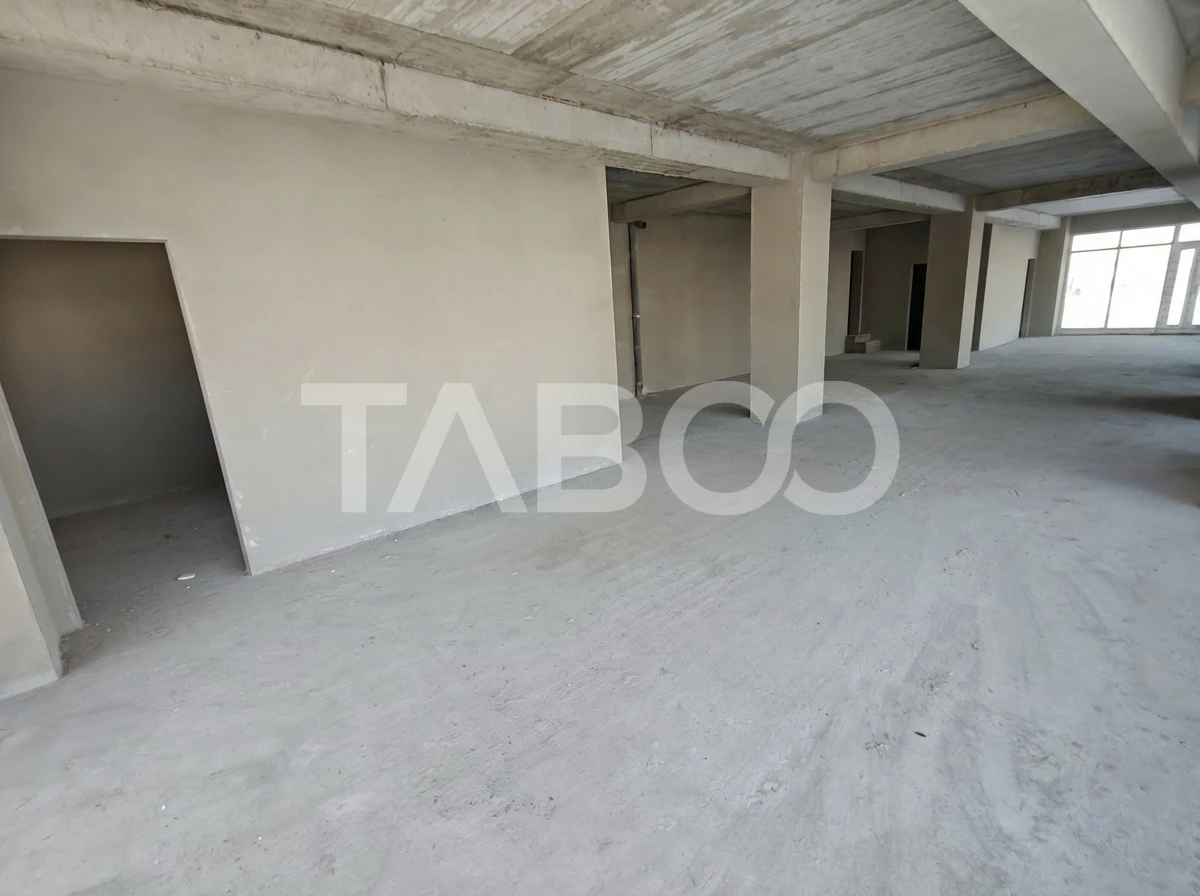 Spatiu Comercial de inchiriat cu 8 locuri de parcare - Vitrina 13 m - 7