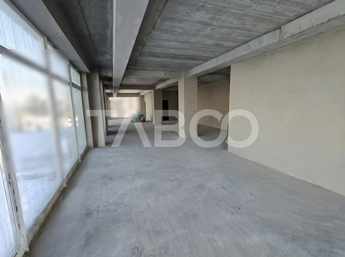 Spatiu Comercial de inchiriat cu 8 locuri de parcare - Vitrina 13 m - 4