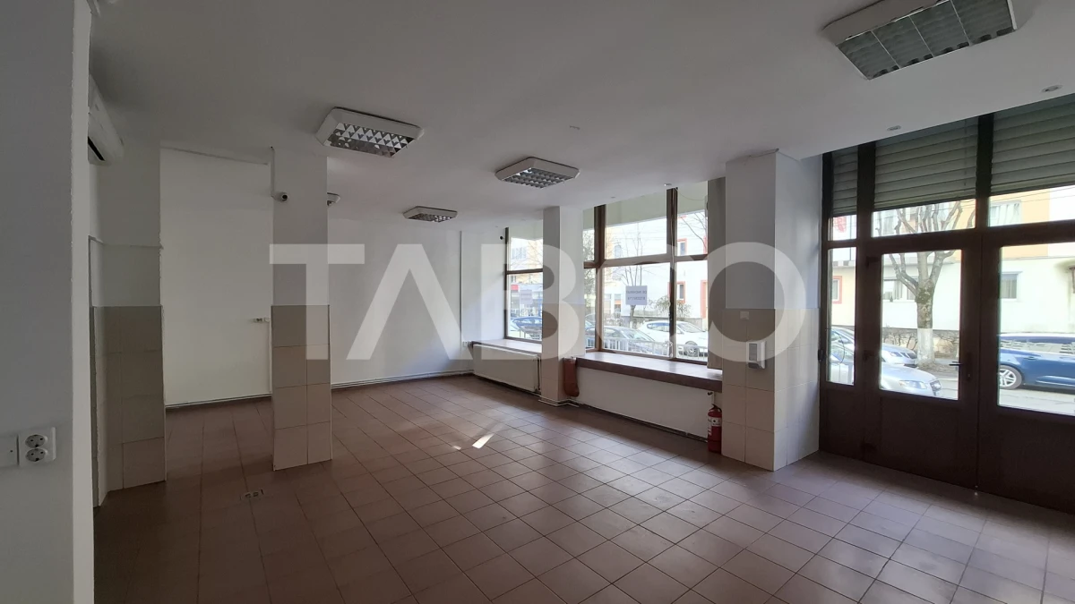Spatiu comercial 120 mpu cu vitrina 8m si vad pietonal Valea Aurie - 1