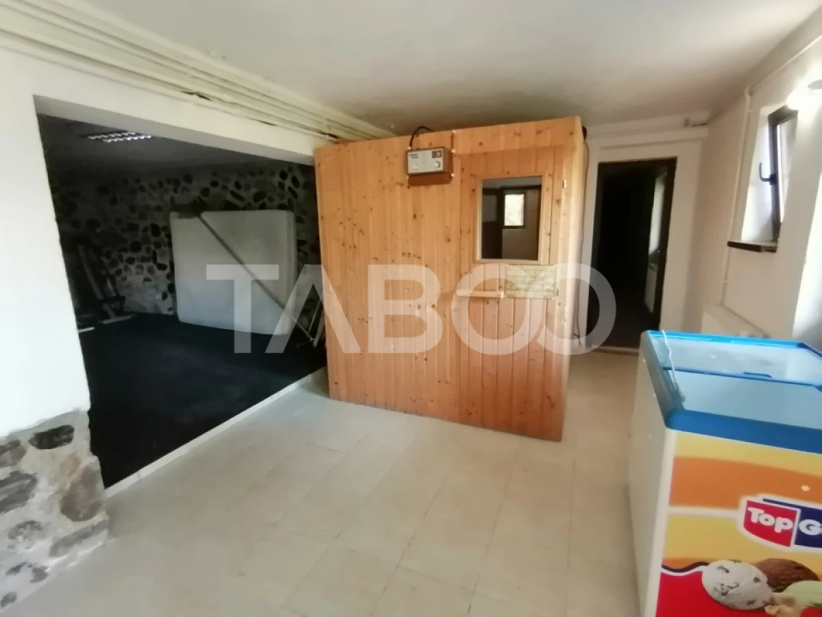 Pensiune 13 camere 16 bai sauna piscina si teren 1565 mp Cisnadioara - 6