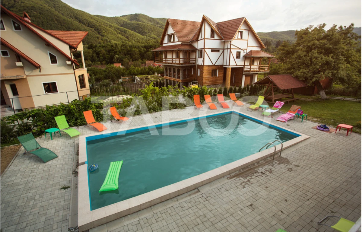 Pensiune 13 camere 16 bai sauna piscina si teren 1565 mp Cisnadioara - 1
