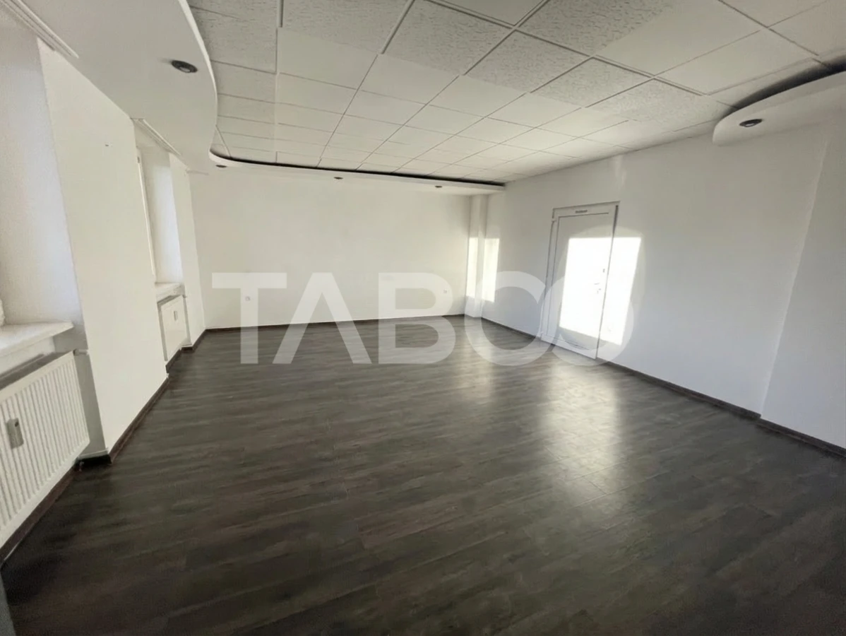 Spatiu comercial la strada 3 camere 150 mpu curte parcari Terezian - 1