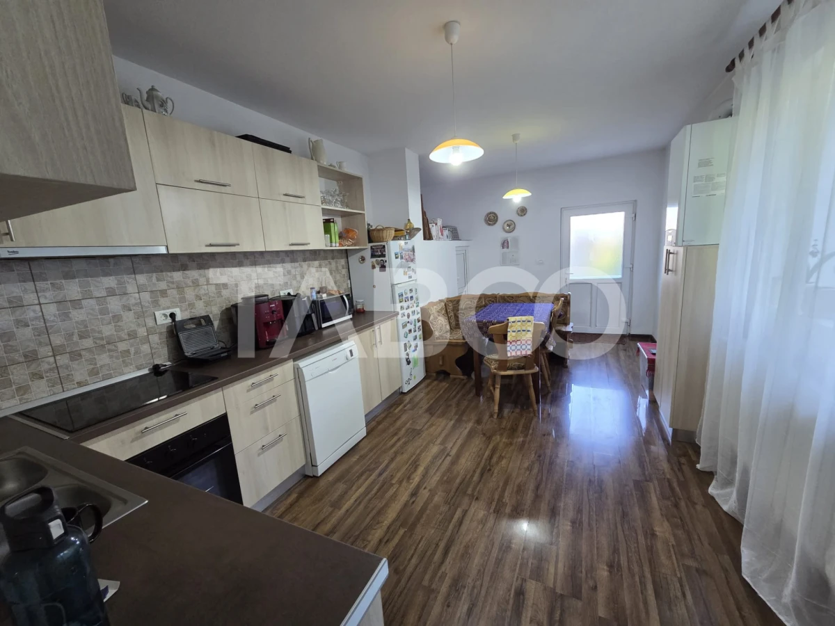 Casa de vanzare zona Negoiu 4 camere 208 mp utili si curte 550 mp - 10