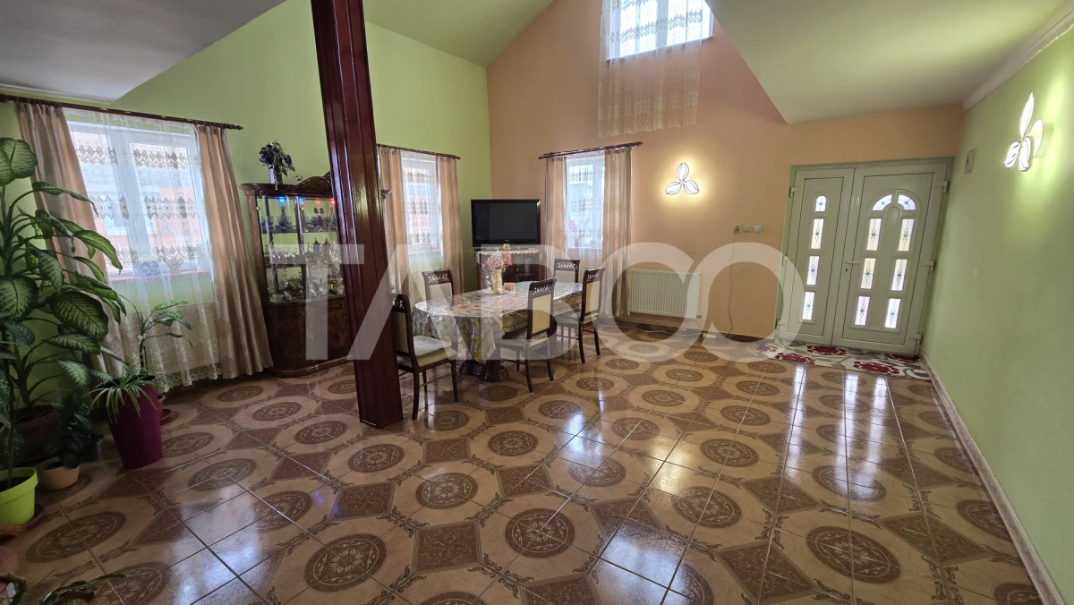 Casa individuala de vanzare cu 4 camere si 725mp curte libera in Daia - 2
