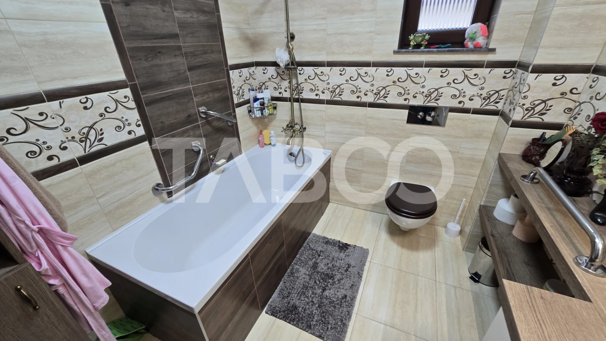 Casa individuala de vanzare 10 camere teren liber 530m zona Lupeni - 10