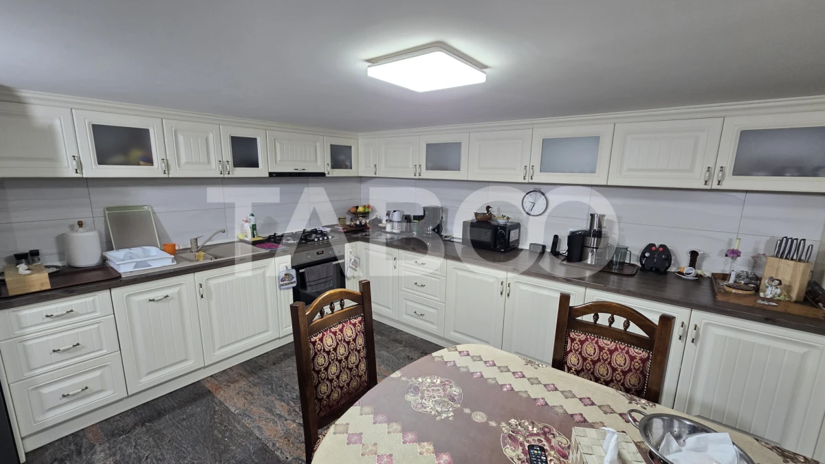 Casa individuala de vanzare 10 camere teren liber 530m zona Lupeni - 9