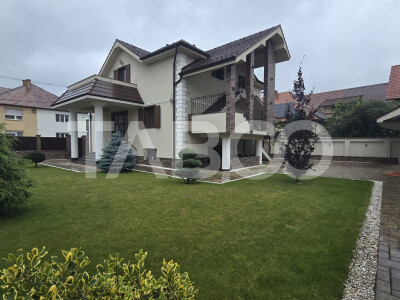 Casa individuala de vanzare 10 camere teren liber 530m zona Lupeni