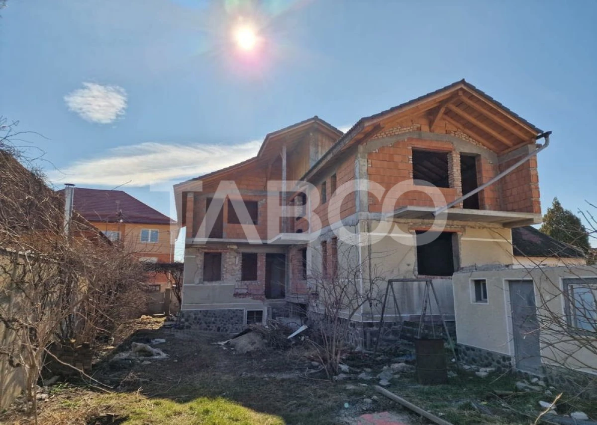 Cladire la rosu 300 mp utili + 130 mp, iesire 2 strazi, aproape centru - 2