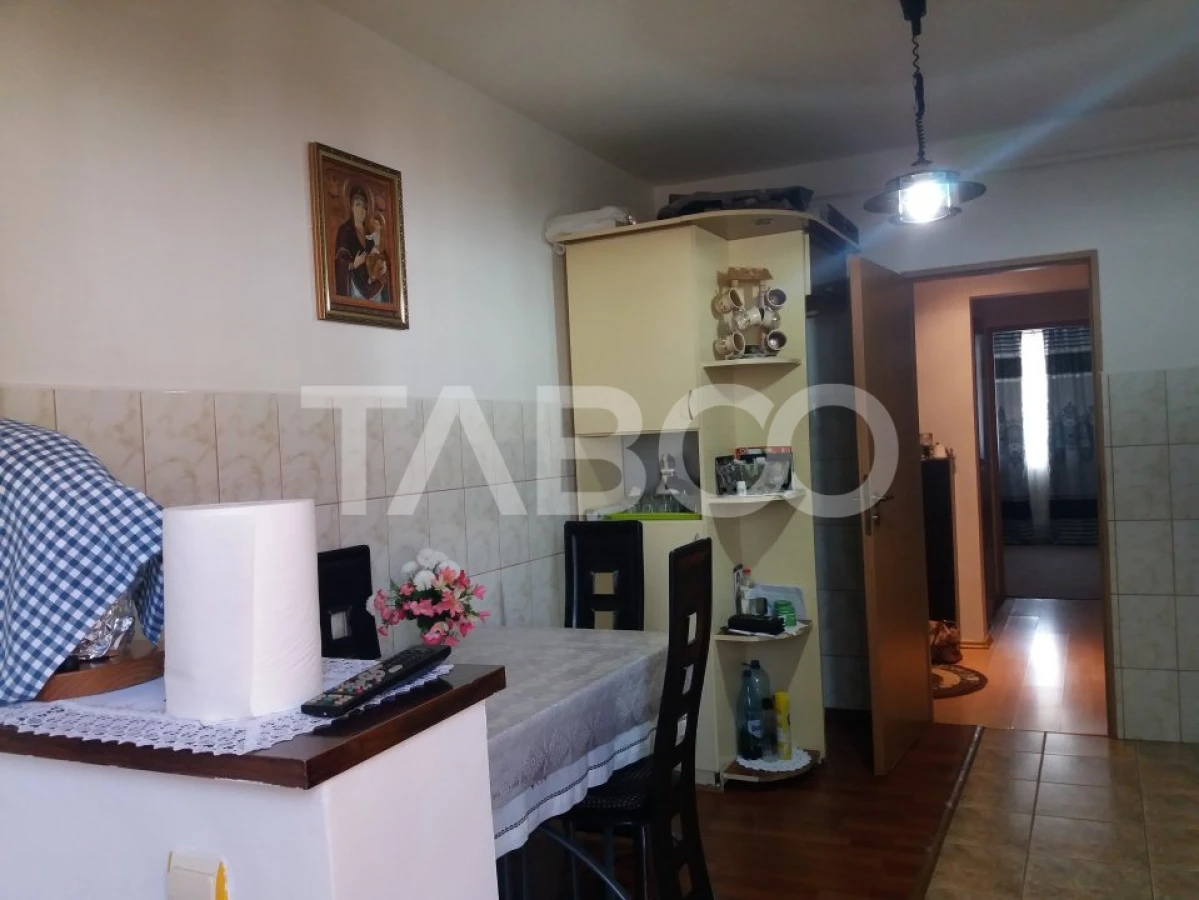 Apartament decomandat 3 camere 2 bai etaj 3 balcon zona buna Cisnadie - 2