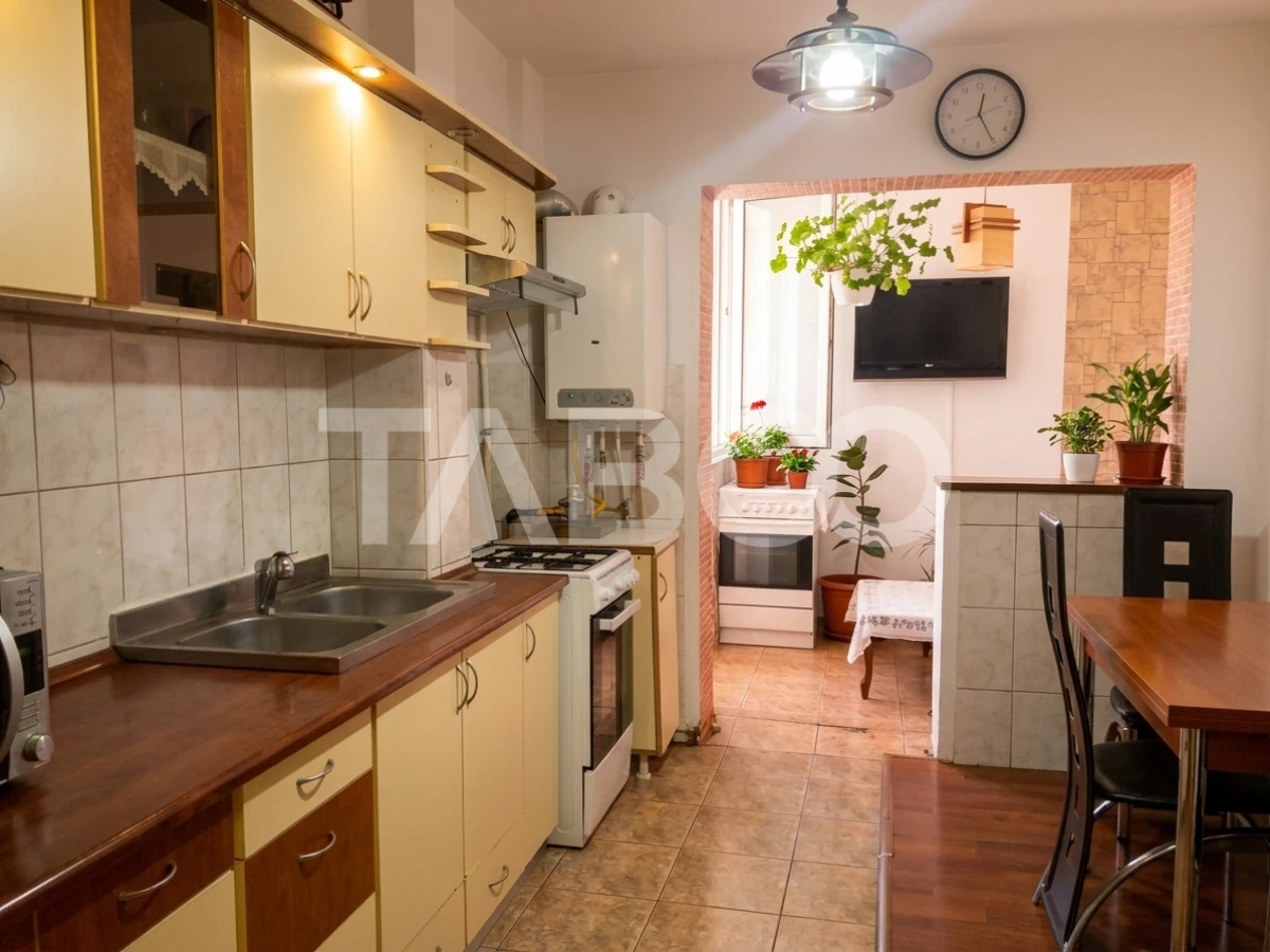 Apartament decomandat 3 camere 2 bai etaj 3 balcon zona buna Cisnadie - 1