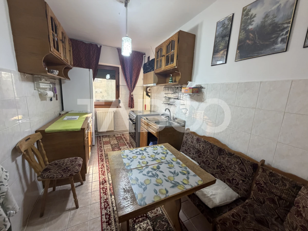 Apartament decomandat 80 mpu 3 camere 2 bai etaj 2 zona 1 Decembrie - 7
