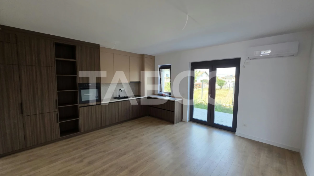Apartament de vanzare nou nelocuit cu curte proprie si parcare - 1