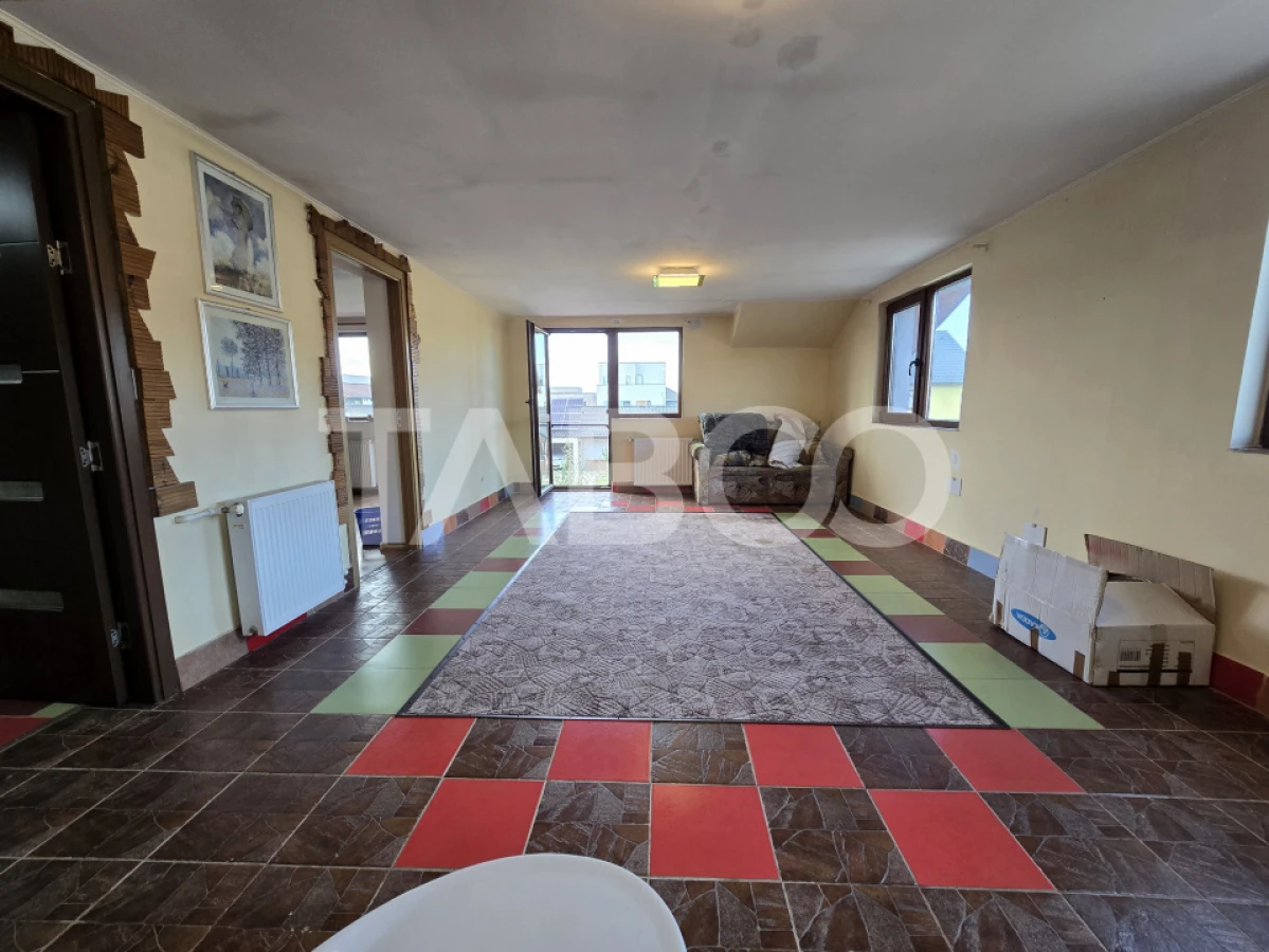 Casa de vanzare cu 6 camere 2 parcari curte libera 200 mp in Selimbar - 4
