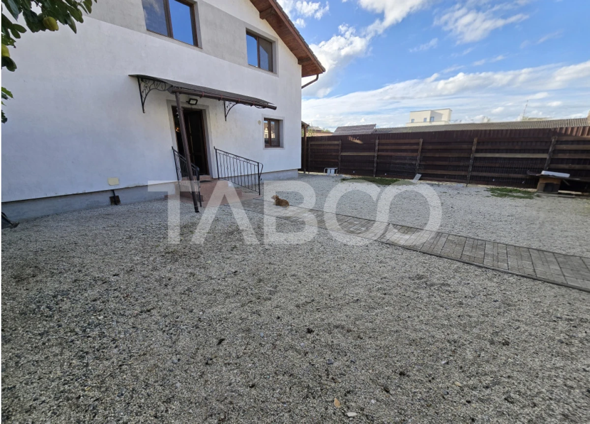 Casa de vanzare cu 6 camere 2 parcari curte libera 200 mp in Selimbar - 3