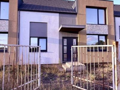 Casa tip triplex, cu 2 camere, de vanzare in Sanandrei.