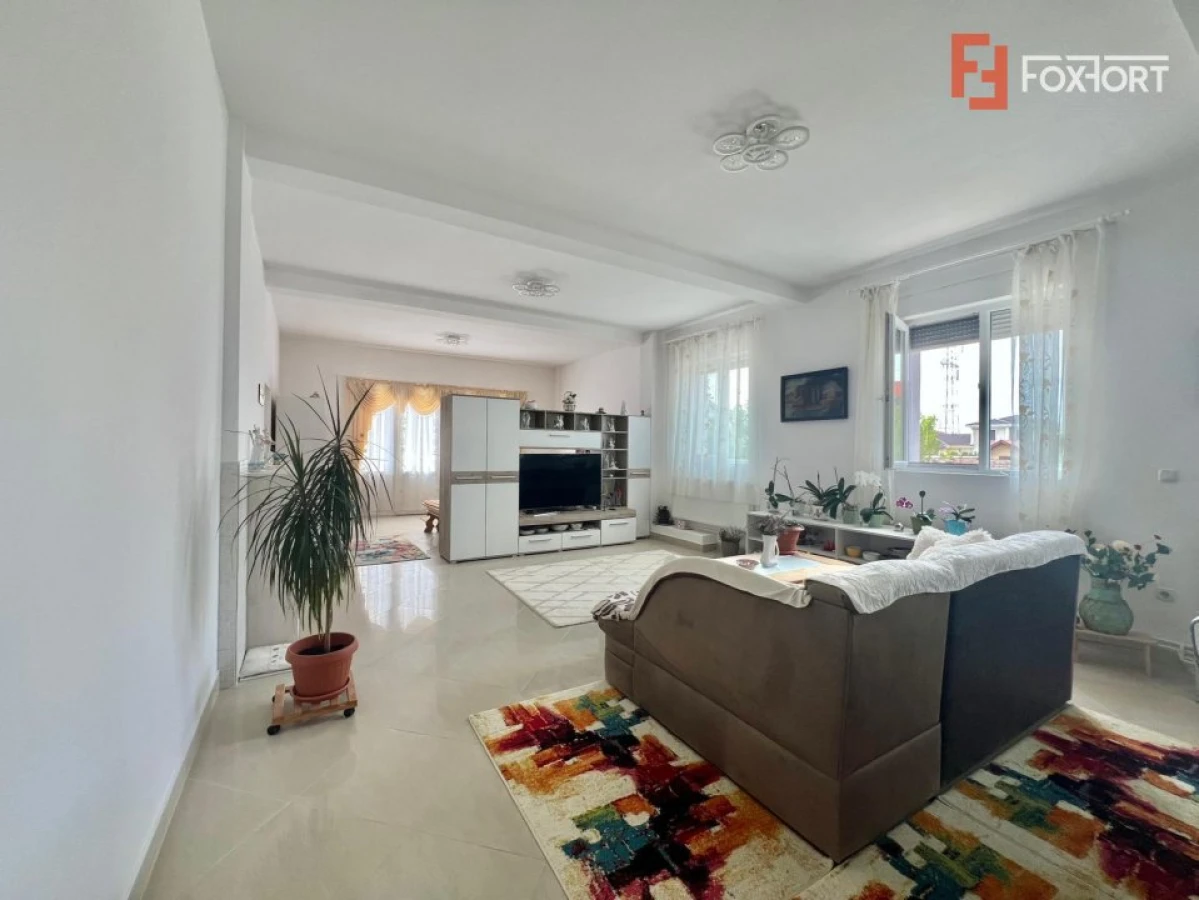 Casa Individuala cu 9 camere de vanzare, zona Ghiroda - 1