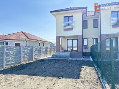 Duplex 4 camere situat la drum asfaltat, in Sacalaz